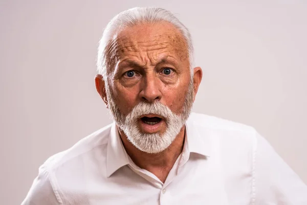 Porträt Eines Überraschten Und Schockierten Seniors — Stockfoto