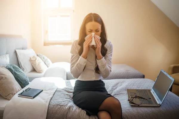 Egy Túlhajszolt Üzletasszony Üzleti Úton Hotelszobában Laptopon Dolgozik Allergiás — Stock Fotó