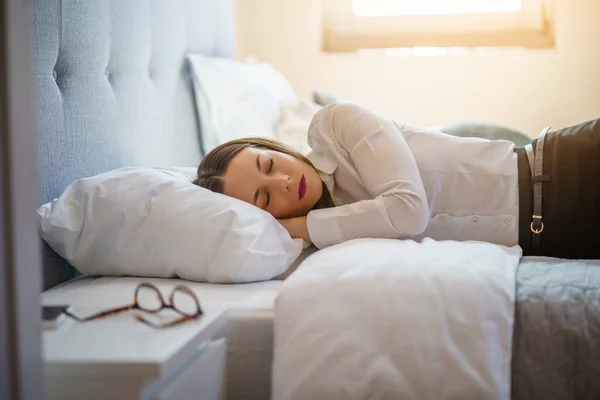 Tired Businesswoman Sleeping Dressed Hotel Room — Stock Photo, Image