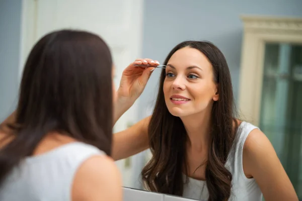 Junge Frau Zupft Augenbrauen Badezimmer — Stockfoto