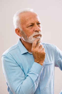 Düşünceli ve ciddi bir kıdemli adamın portresi.