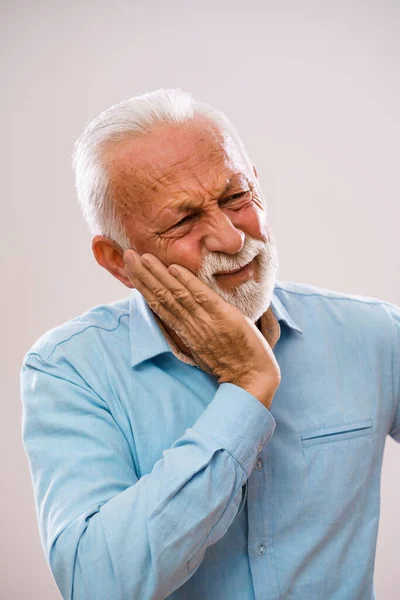 Portrét Staršího Muže Který Trpí Bolestí Zubů — Stock fotografie