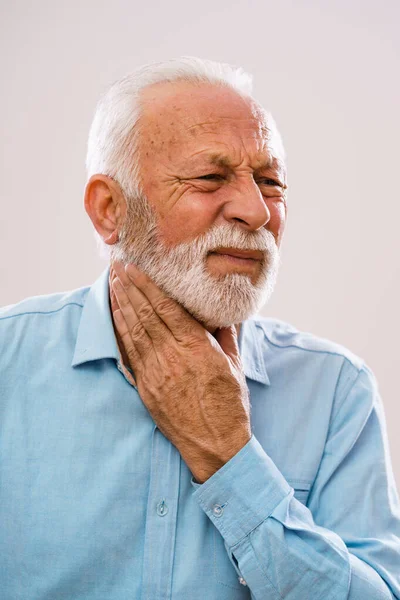 Retrato Homem Sênior Que Está Tendo Dor Nas Glândulas Pescoço — Fotografia de Stock