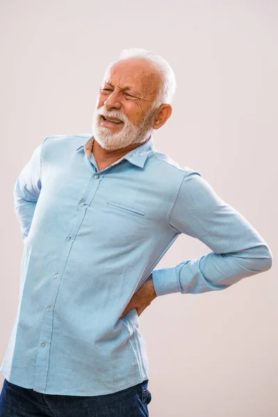 Retrato Del Hombre Mayor Que Está Teniendo Dolor Espalda —  Fotos de Stock