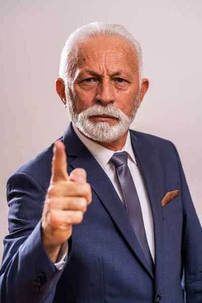 Portret Wściekłego Starszego Biznesmena Który Grozi — Zdjęcie stockowe
