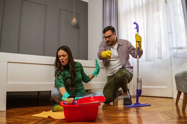 Mujer Perezosa Hombre Dice Que Siga Limpiando Apartamento — Foto de Stock