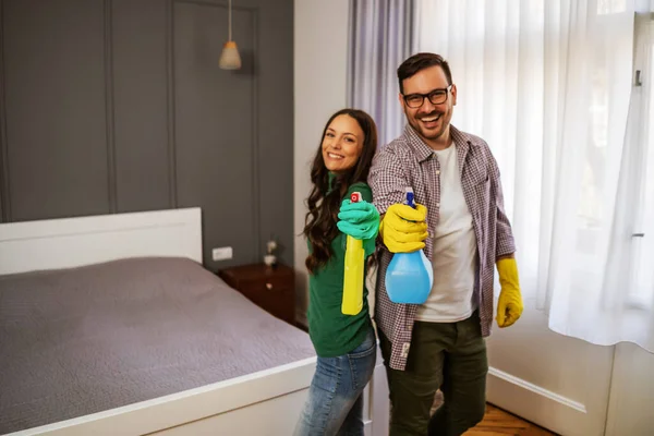 Joven Pareja Feliz Está Listo Para Limpiar Apartamento — Foto de Stock