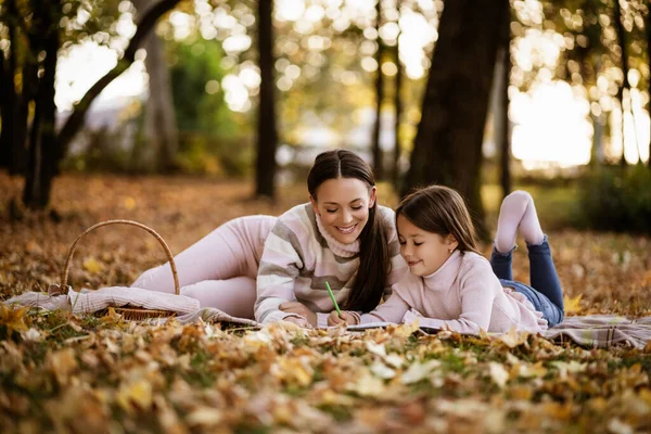 Madre Hija Disfrutando Del Otoño Parque Niña Está Dibujando — Foto de Stock