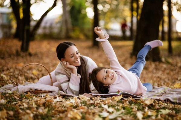 Mutter Und Tochter Genießen Den Herbst Park Kleines Mädchen Zeichnet — Stockfoto