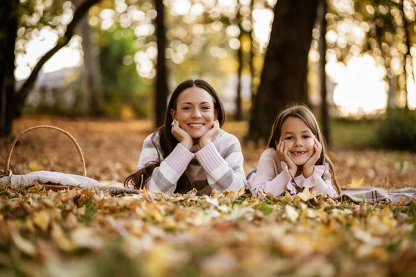 Mutter Und Tochter Genießen Herbst Park — Stockfoto