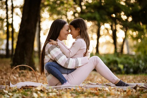 Μητέρα Και Κόρη Απολαμβάνουν Φθινόπωρο Στο Πάρκο Αγκαλιάζονται — Φωτογραφία Αρχείου
