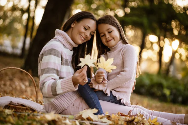 Madre Hija Disfrutando Del Otoño Parque — Foto de Stock