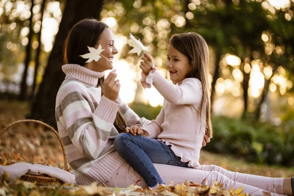 妈妈和女儿在公园里享受秋天 — 图库照片