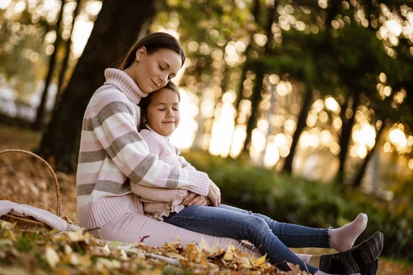 Madre Hija Disfrutando Del Otoño Parque — Foto de Stock