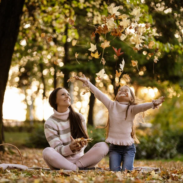 Anne Kızı Parkta Sonbaharın Tadını Çıkarıyorlar — Stok fotoğraf