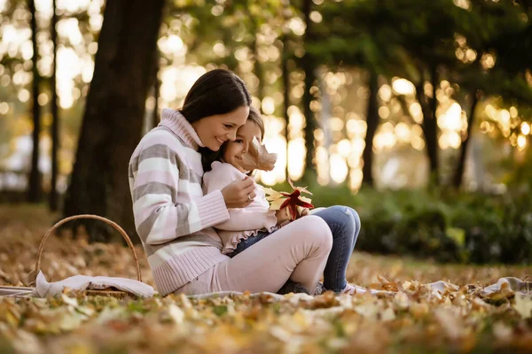 Matka Dcera Užívají Podzim Parku — Stock fotografie