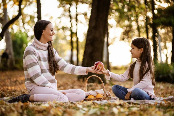 秋天妈妈和女儿在公园野餐 — 图库照片