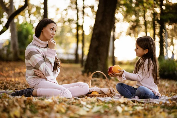 Mutter Und Tochter Picknicken Herbst Park — Stockfoto