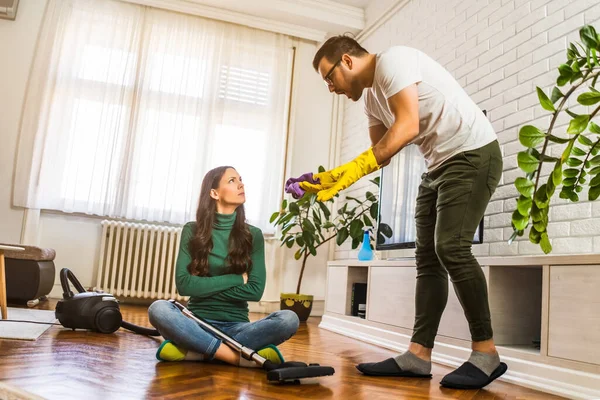Mujer Perezosa Hombre Dice Que Siga Limpiando Apartamento — Foto de Stock