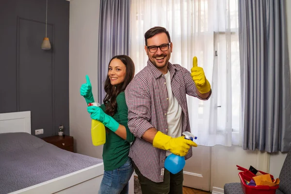 Joven Pareja Feliz Está Listo Para Limpiar Apartamento — Foto de Stock