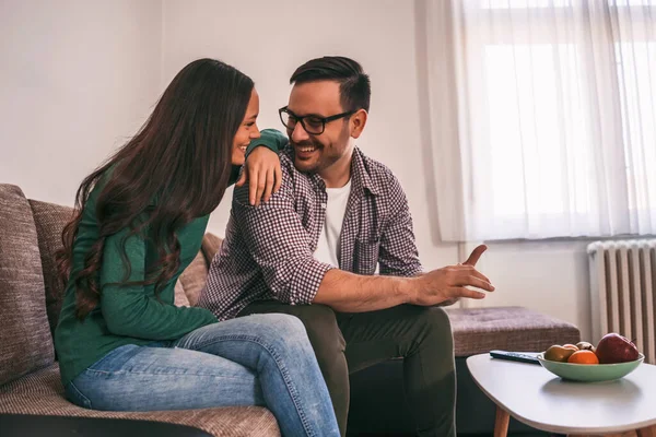 Pareja Feliz Relaja Casa — Foto de Stock