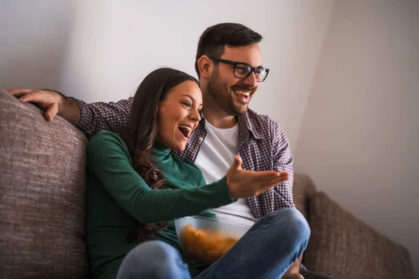 Pareja Relaja Casa Están Viendo Televisión — Foto de Stock