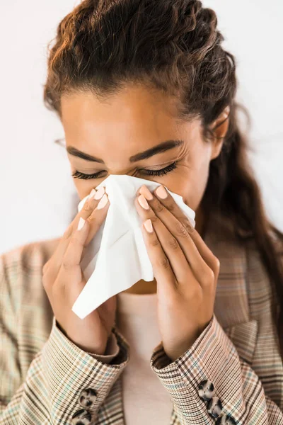 Ritratto Bella Donna Afroamericana Che Problemi Allergia Sta Soffiando Naso — Foto Stock