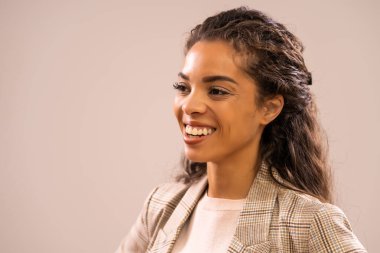 Güzel, mutlu, Afro-Amerikalı iş kadınının stüdyo fotoğrafı..