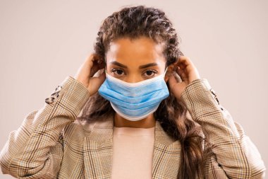 Koruyucu maske takan Afro-Amerikan iş kadınının güzel bir portresi..