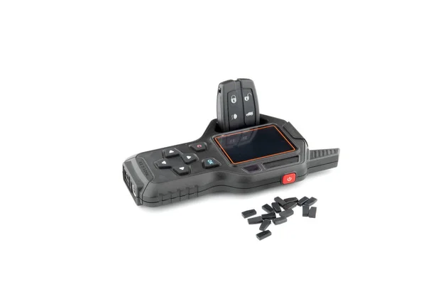 Araba anahtarına sahip anahtar programcısı. Arka planda otomatik çip var.