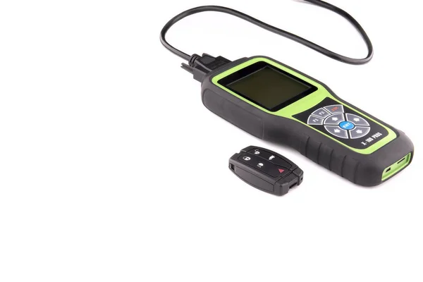 Araba anahtarına sahip anahtar programcısı. Arka planda otomatik çip var.