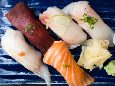 Mavi tabakta nigiri sushi manzarası
