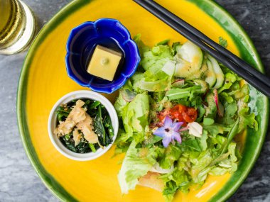 Japon yeşil sebze salatası ve yemek çubukları