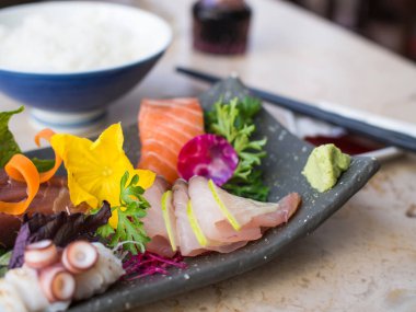 Siyah tabakta çiğ Japon balığı. Sashimi olarak da bilinir..