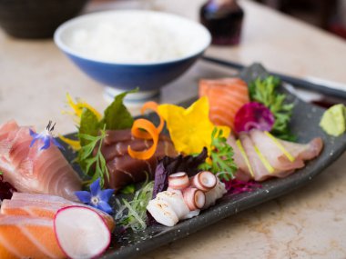 Siyah tabakta çiğ Japon balığı. Sashimi olarak da bilinir..