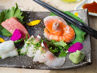 Siyah tabakta çiğ Japon balığı. Sashimi olarak da bilinir..