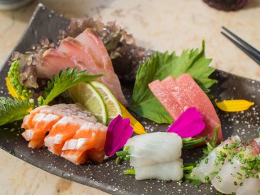 Siyah tabakta çiğ Japon balığı. Sashimi olarak da bilinir..