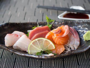 Siyah tabakta çiğ Japon balığı. Sashimi olarak da bilinir..