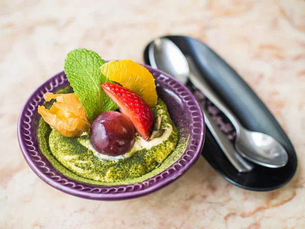 Taze meyveli kiraz tiramisu.