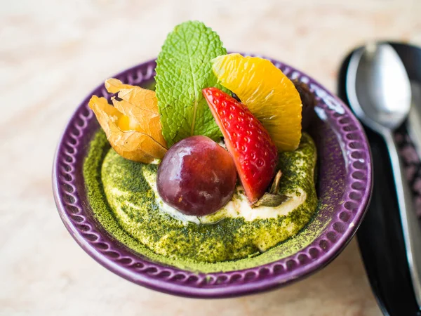 Taze meyveli kiraz tiramisu.