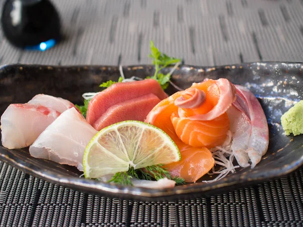 Siyah tabakta çiğ Japon balığı. Sashimi olarak da bilinir..