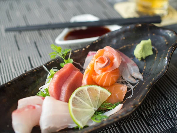 Siyah tabakta çiğ Japon balığı. Sashimi olarak da bilinir..