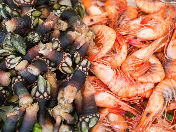 Kaynamış deniz ürünleri tabağını kapat - karides ve kaz midyesi