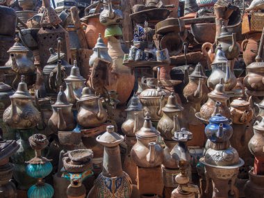 Klasik metal çaydanlıkların çeşitli çeşitleri