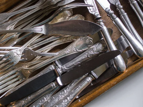 Zblízka Mnoho Starožitných Vidlic Nožů — Stock fotografie