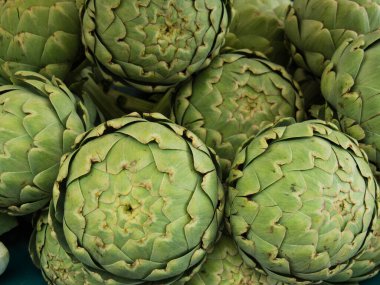 Bir markette sergilenen enginar yığını