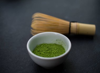 Arka planda kibrit yeşil çay tozu ve bambu kıvılcımı