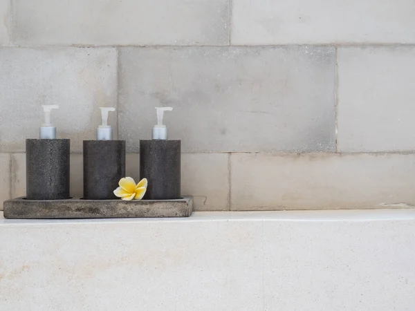 Banyodaki ağaç şampuan, saç kremi ve duş jelini kapat.