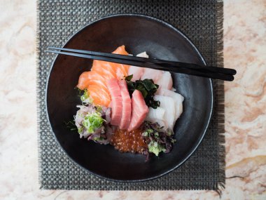 kaisendon - tipik Japon çiğ balığı yemeği kasede servis edilir.