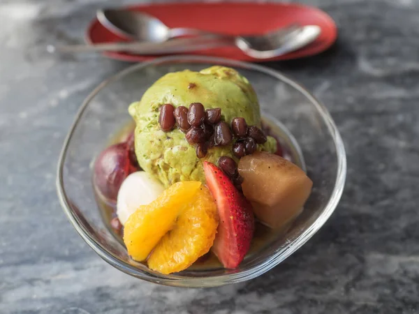 Anmitsu 'ya yakın - Japon geleneksel tatlısı macha ice ream, taze meyve ve anko ile